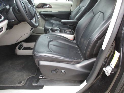Used 2020 Chrysler Voyager Lxi FWD image 11