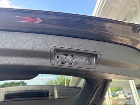 Used 2023 Ford Explorer XLT AWD/4WD image 9