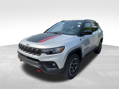 Used 2025 Jeep Compass Trailhawk AWD/4WD image 4