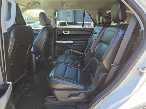 Used 2022 Ford Explorer XLT w/ Equipment Group 202A AWD/4WD image 32