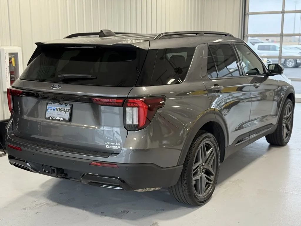 Used 2025 Ford Explorer ST-Line w/ ST-Line Street Pack AWD/4WD image 2