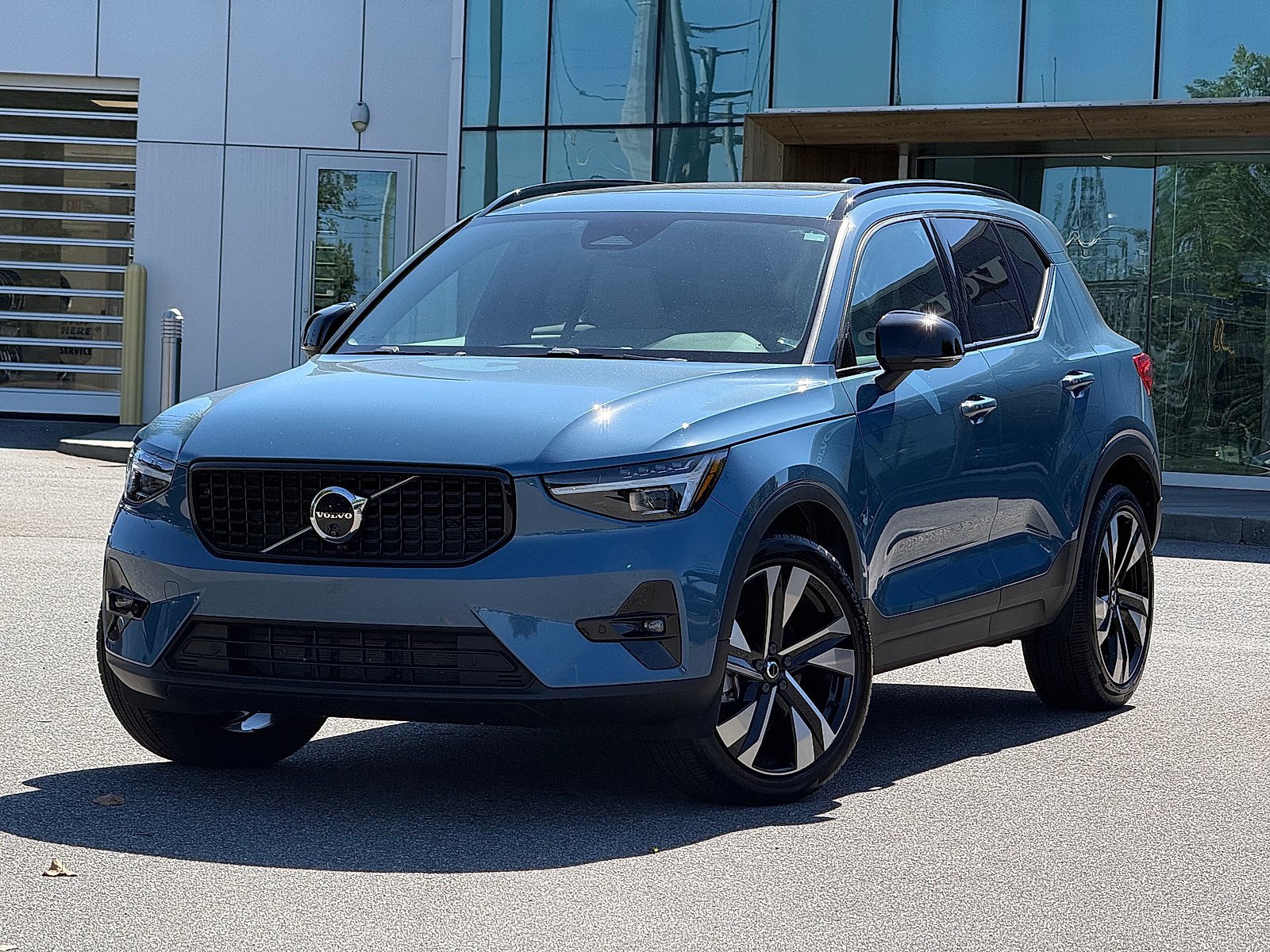 Certified 2024 Volvo XC40 B5 Plus w/ Climate Package AWD/4WD image 1