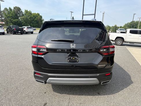 Used 2025 Honda Pilot Touring image 7