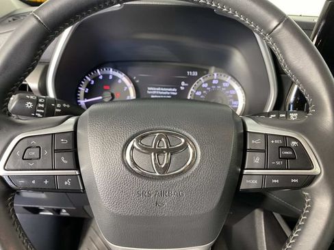 Used 2024 Toyota Highlander XLE AWD/4WD image 15