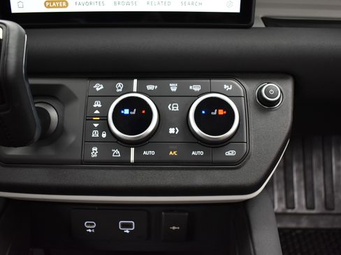 Used 2023 Land Rover Defender 90 SE image 36