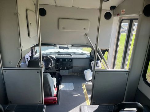 Used 2013 Ford F550 2WD Regular Cab Super Duty w/ Payload Upgrade Pkg image 17