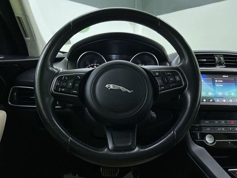 Used 2019 Jaguar F-PACE Premium image 20