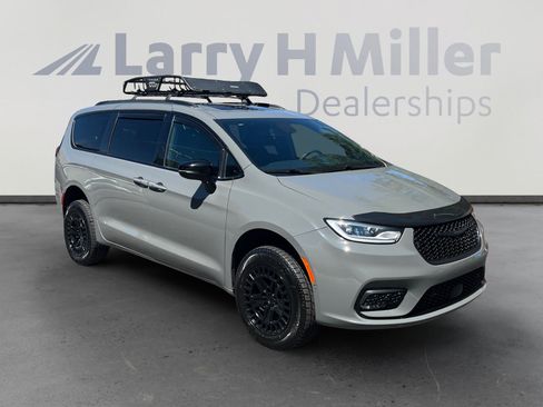 Used 2023 Chrysler Pacifica Limited w/ S Appearance Package AWD/4WD image 7