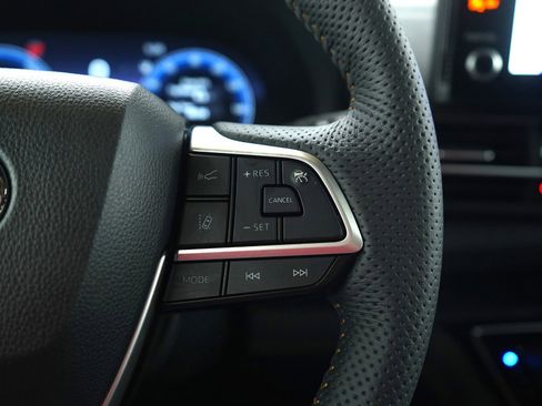 Used 2025 Toyota Sienna XLE Woodland Edition image 29