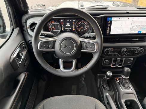 Used 2024 Jeep Wrangler Unlimited Sahara AWD/4WD image 17