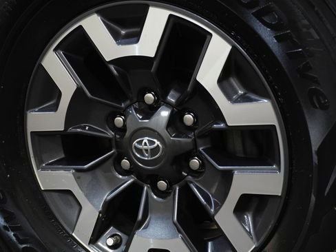 Used 2019 Toyota Tacoma TRD Off-Road image 10