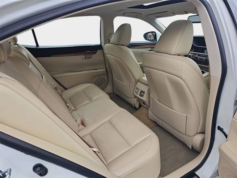 Used 2013 Lexus ES 300h image 11