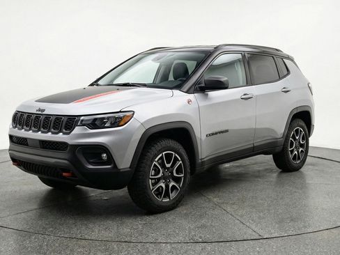 Used 2025 Jeep Compass Trailhawk w/ Trailer Tow Group AWD/4WD image 3