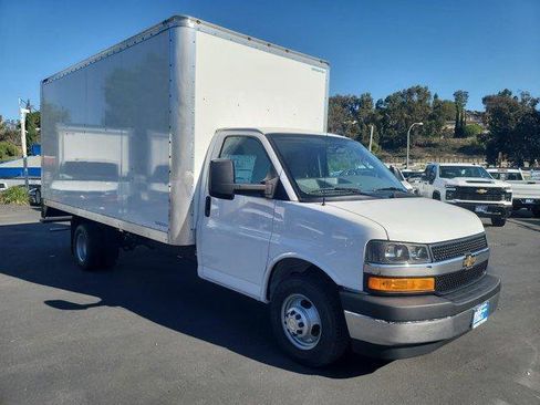 Used 2024 Chevrolet Express 4500 Extended w/ Power Convenience Package RWD image 2