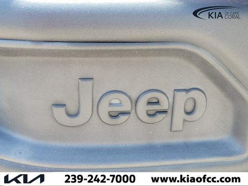 Used 2016 Jeep Wrangler Unlimited Rubicon AWD/4WD image 9
