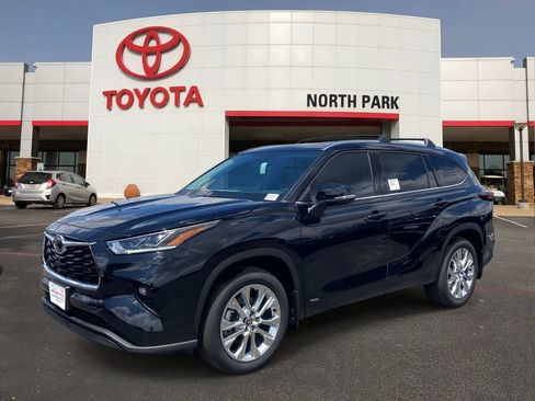 New 2026 Toyota Highlander Limited AWD/4WD image 1