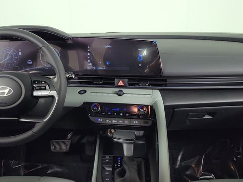 New 2025 Hyundai Elantra Limited image 9