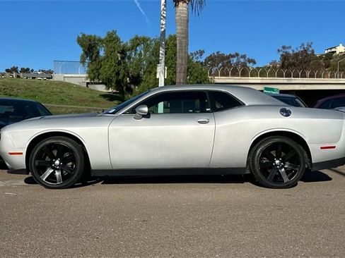 Used 2019 Dodge Challenger SXT image 9