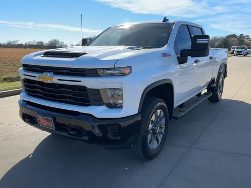 Used 2024 Chevrolet Silverado 2500 Custom w/ Custom Value Package image 3