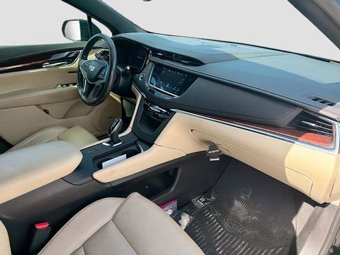Used 2017 Cadillac XT5 Luxury w/ Driver Awareness Package FWD image 12
