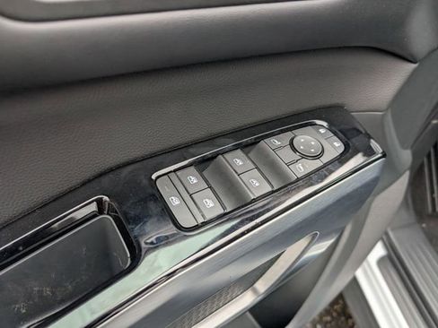 New 2025 Nissan Pathfinder SL w/ Black Appearance Package image 16