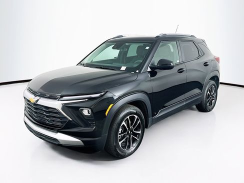 Used 2025 Chevrolet TrailBlazer LT image 3