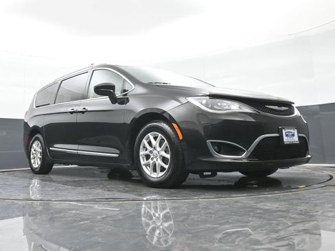 Used 2020 Chrysler Pacifica Touring-L image 38