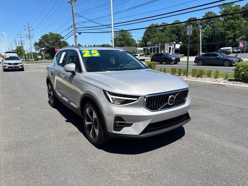 Certified 2025 Volvo XC40 B5 Plus AWD/4WD image 6
