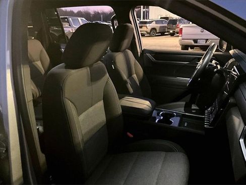 Used 2025 GMC Acadia Elevation image 30