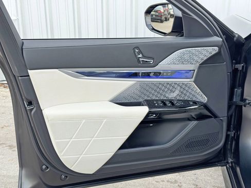 Used 2023 BMW i7 xDrive60 image 48