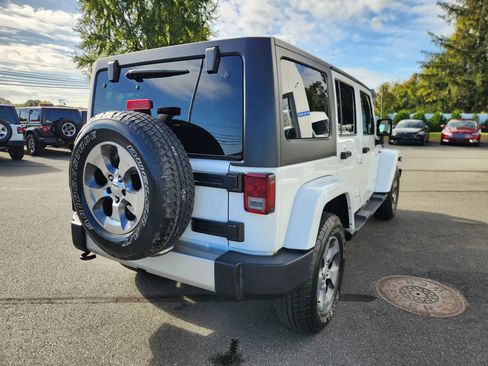 Used 2018 Jeep Wrangler Unlimited Sahara AWD/4WD image 14