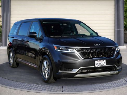 Used 2024 Kia Carnival LX image 1