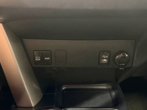 Used 2018 Toyota RAV4 LE FWD image 4