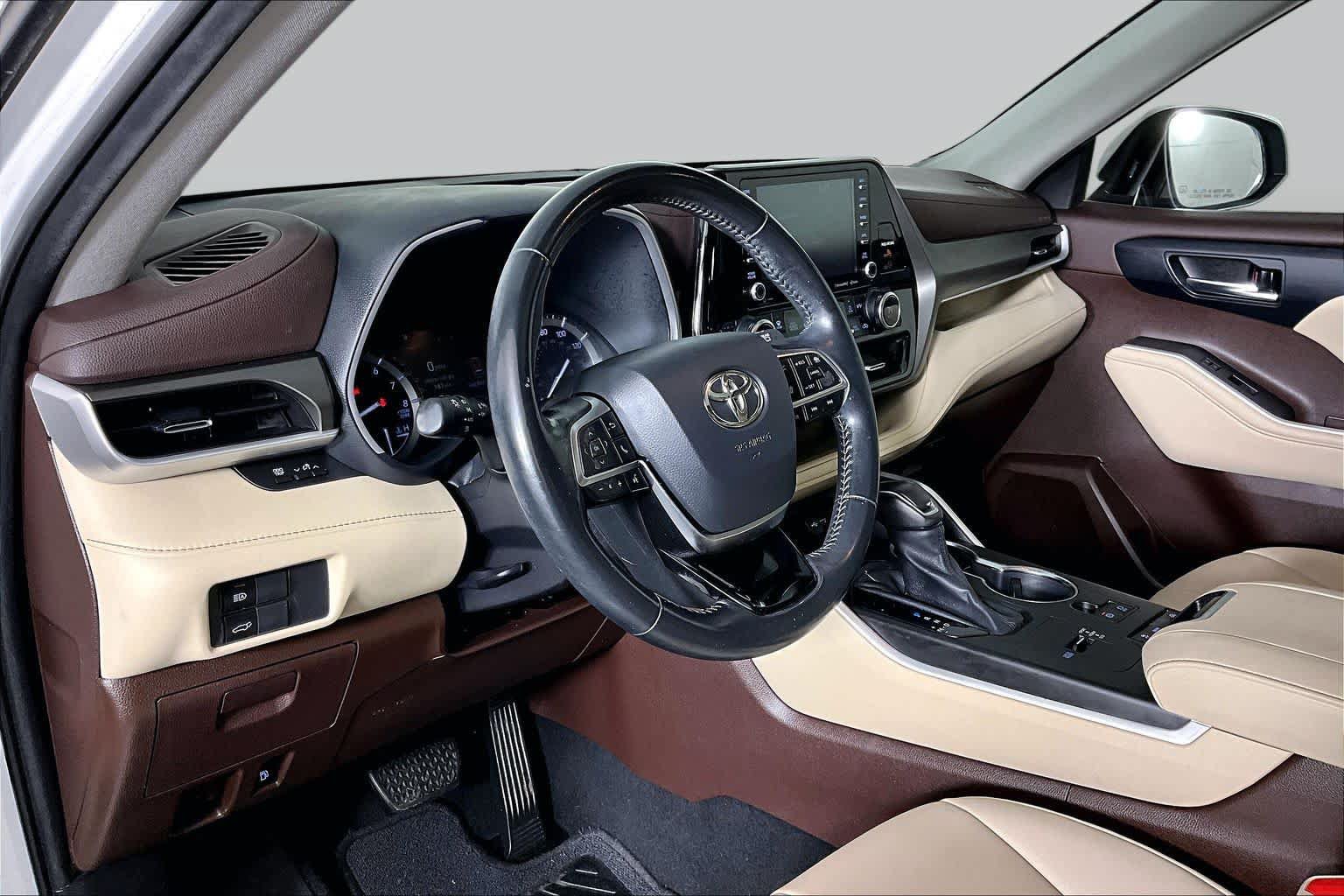 Used 2021 Toyota Highlander XLE FWD image 18