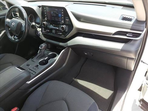 Used 2021 Toyota Highlander LE FWD image 21