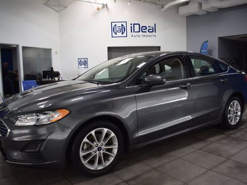 Used 2020 Ford Fusion SE image 1