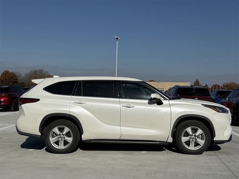 Used 2020 Toyota Highlander LE image 3