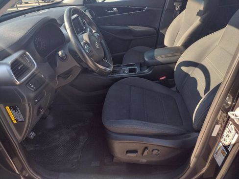 Used 2017 Kia Sorento LX w/ LX Convenience Package image 12