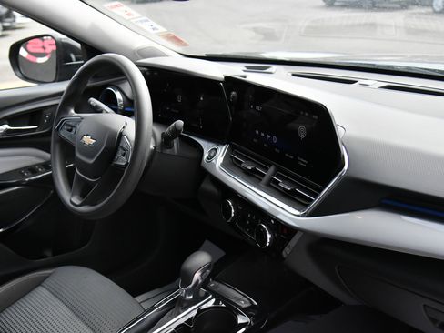 Used 2025 Chevrolet Trax LT FWD image 43