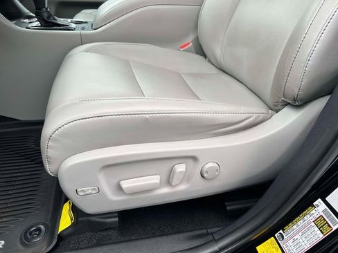 Used 2019 Toyota Highlander XLE AWD/4WD image 27