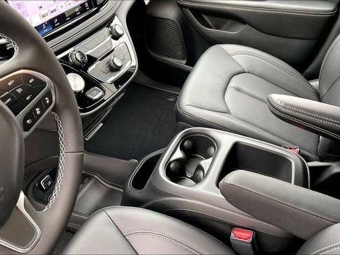 New 2026 Chrysler Pacifica Select image 8