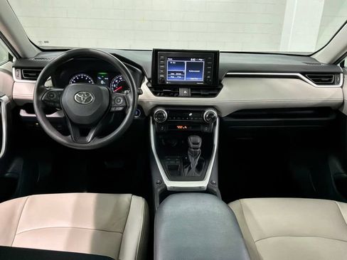 Used 2022 Toyota RAV4 XLE w/ Convenience Package FWD image 6