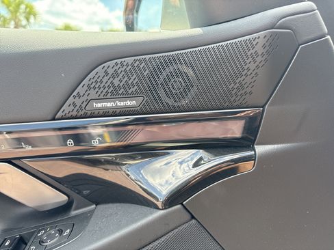 Used 2025 BMW i5 eDrive40i w/ Premium Package image 40