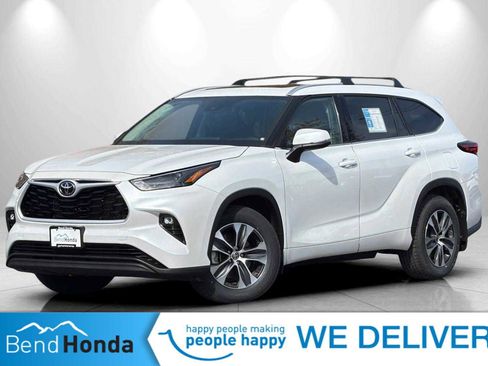 Used 2022 Toyota Highlander XLE AWD/4WD image 1