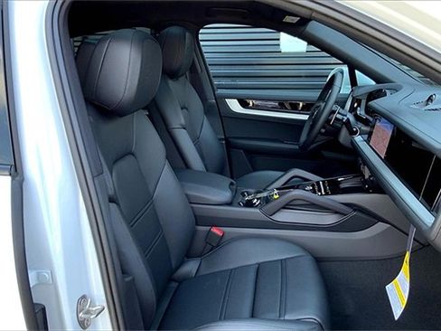 New 2025 Porsche Cayenne Coupe image 25