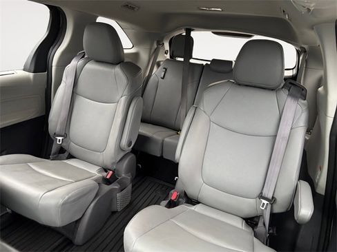 Used 2021 Toyota Sienna XLE image 13