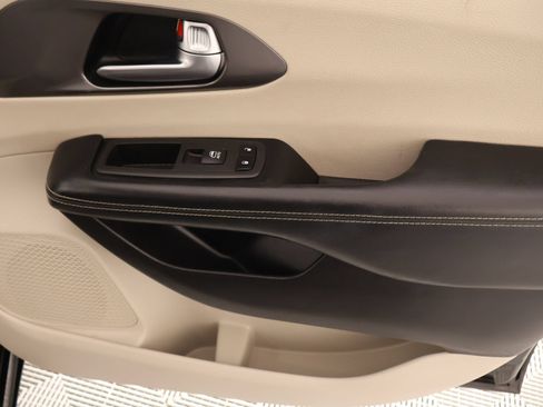 Used 2022 Chrysler Pacifica Touring-L FWD image 16