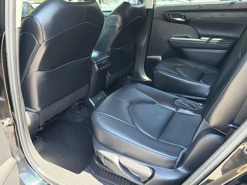 Used 2022 Toyota Highlander XLE AWD/4WD image 17