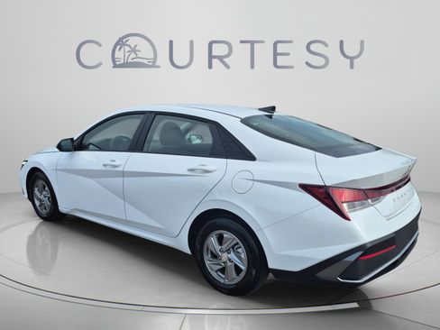 Certified 2025 Hyundai Elantra SE FWD image 3