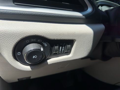 Used 2022 Chrysler Pacifica Touring-L FWD image 23
